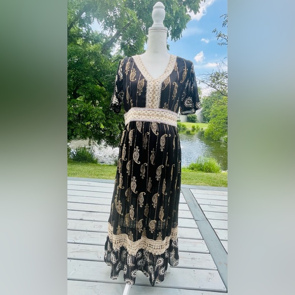 Ashley Taylor Dresses & Skirts - NWT Ashley Taylor Black and Gold Paisley Dress